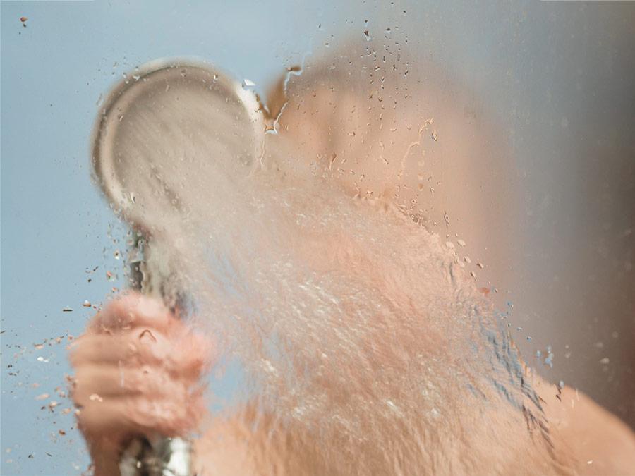 Higiena seniora: Regularna kąpiel jest istotna, choć nie zawsze musi oznaczać pełną, codzienną kąpiel w wannie